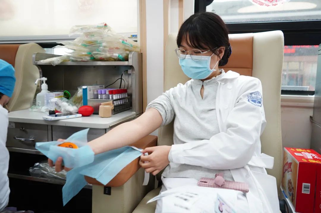 <b>无偿献血 助人益己｜我院组织开展无偿献血活动</b>